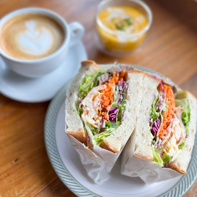人参とローストチキンのサンドイッチ